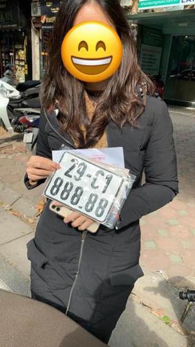 Honda SH có giá bán lên đến 900 triệu đồng nhờ mang biển số "ngũ quý"