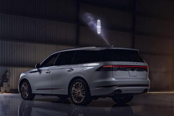 Ford đăng ký bằng sáng chế logo 3D phát sáng giữa không trung