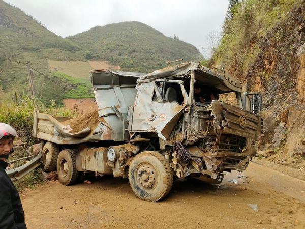 Xe ben chở cát ôm cua tốc độ cao rồi lao vào vách núi tại Lào Cai