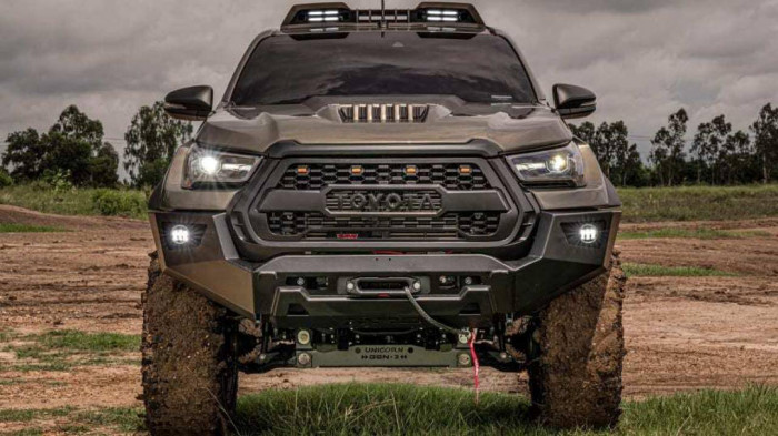 Toyota Hilux với gói phụ kiện hầm hố, cạnh tranh Ford Raptor