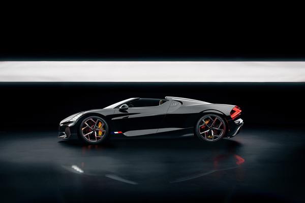 "Bắt trọn" siêu xe Bugatti W16 Mistral đạt vận tốc hơn 420 km/h