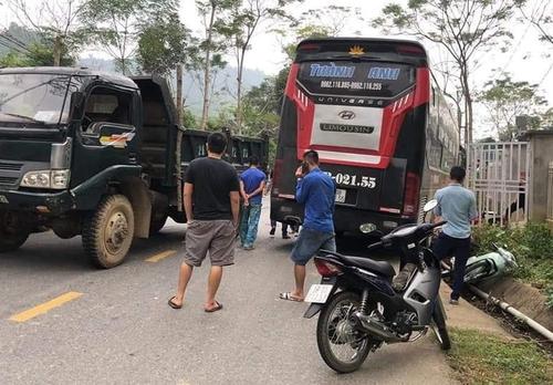 Xe khách mất lái đâm vào loạt xe máy gây ra thiệt hại nặng nề tại Phú Thọ