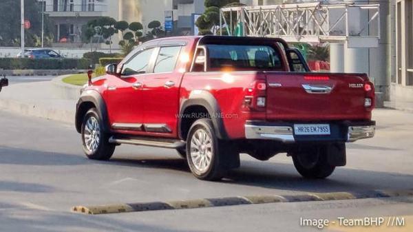 Phát hiện Toyota Hilux 2022 trên phố trước thềm ra mắt