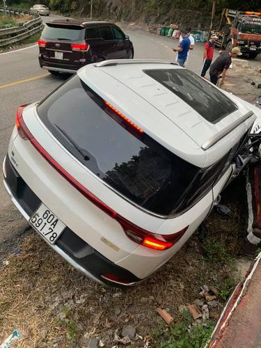 Xe Trung Quốc BAIC Q7 ôm cua tốc độ cao rồi va vào tảng đá trên đèo Bảo Lộc khiến 1 người chết, 3 người bị thương