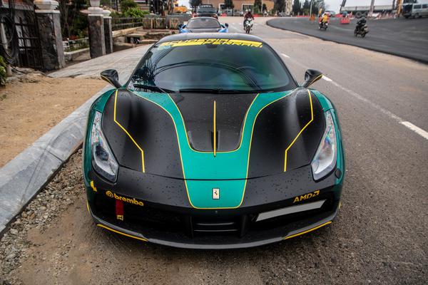 Cận cảnh Ferrari 488 GTB với ngoại hình phong cách xe đua tại TP.HCM