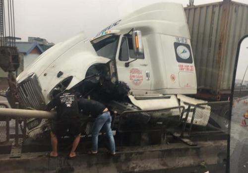 Xe container đầu kéo mất lái, tông vào dải phân cách trên đường vành đai 3 khiến giao thông cả hai chiều ùn tắc nghiêm trọng