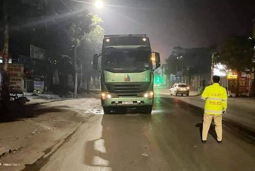 Nam thanh niên lao vào xe container đang rẽ trái tại ngã ba, tử vong tại chỗ