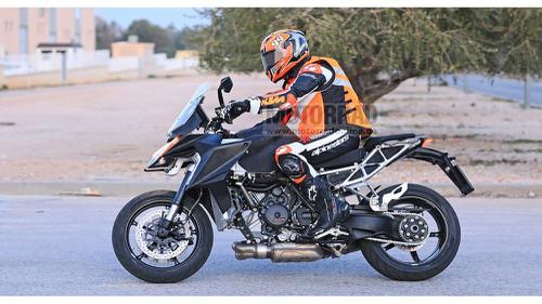 Loạt hình ảnh rõ nét về KTM 1290 Super Duke GT 2021 trên đường thử