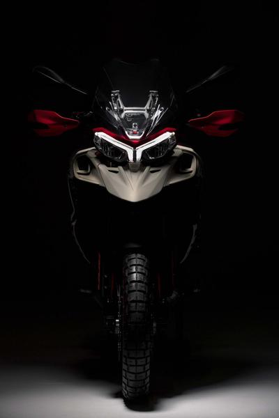 Benelli TRK 800 2022 ra mắt với ngoại hình hầm hố