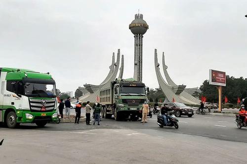 Xe máy va chạm ô tô tải trên QL1A khiến 2 người phụ nữ tử vong tại chỗ