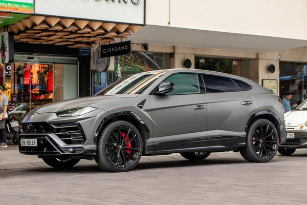 Siêu SUV Lamborghini Urus xuống phố với màu sơn ngoại thất trị giá 269 triệu đồng
