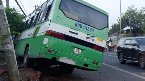 Xe buýt chở theo 30 công nhân húc đuôi xe tải trên QL20 rồi đâm vào cột điện ven đường