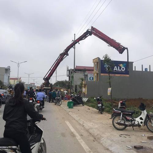 Cần xe bơm bê tông va vào dây điện khiến 1 người bất tỉnh, được đưa đi cấp cứu