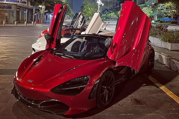 Dàn siêu xe gần trăm tỷ khoe dáng tại Sài Gòn sau giãn cách