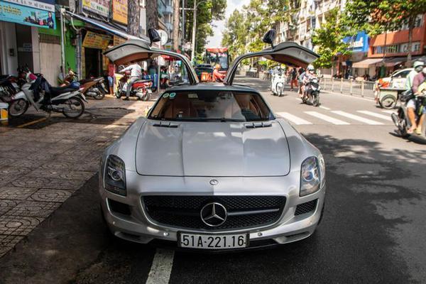 Cận cảnh Mercedes-AMG SLS đầu tiên về Việt Nam xuống phố với diện mạo mới