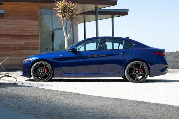 Top 10 ô tô đẹp nhất thế giới đầu năm 2022