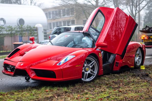 Siêu xe Ferrari Enzo hàng hiếm giá 3,5 triệu USD gặp nạn