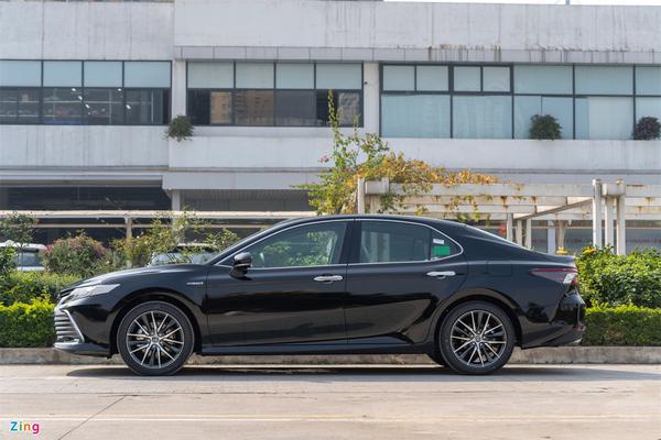 Cận cảnh Toyota Camry 2022 phiên bản đắt nhất giá 1,441 tỷ đồng tại Việt Nam