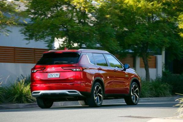 Mitsubishi Outlander Black Edition PHEV 2023 ra mắt với giá từ 833 triệu đồng