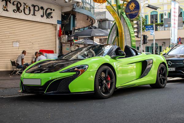 Cận cảnh chiếc McLaren 650S Spider màu xanh độc đáo tại TP.HCM