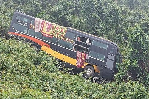 Xe khách mất lái, lao xuống vực khiến 22 hành khách trên xe hoảng loạn, đập cửa thoát thân