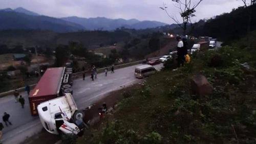 Xe container lật ngang giữa đường gây ùn tắc giao thông nghiêm trọng trên QL9