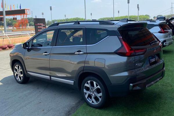 Ảnh thực tế Mitsubishi Xpander Cross 2023, giá từ 698 triệu đồng