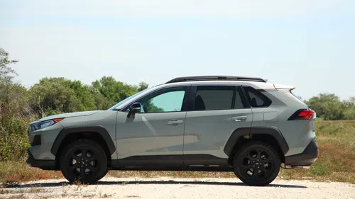 Toyota RAV4, VW Tiguan, các mẫu crossover nhỏ gọn khác cạnh tranh trong thử nghiệm địa hình