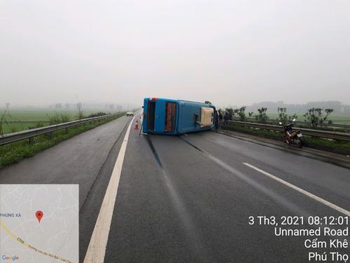 Xe khách phanh gấp để tránh phương tiện khác rồi đâm vào dải phân cách, nằm lật nghiêng giữa đường trên cao tốc Nội Bài - Lào Cai