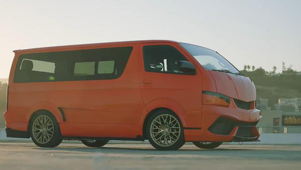Minivan Toyota HiAce độ phong cách siêu xe Lamborghini, dùng động cơ V12 mạnh 600 mã lực