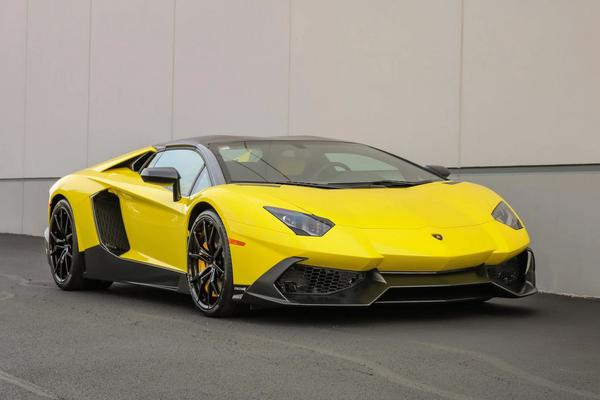 Lamborghini Aventador 50th Anniversario với màu sơn vàng nổi bật được rao bán đấu giá