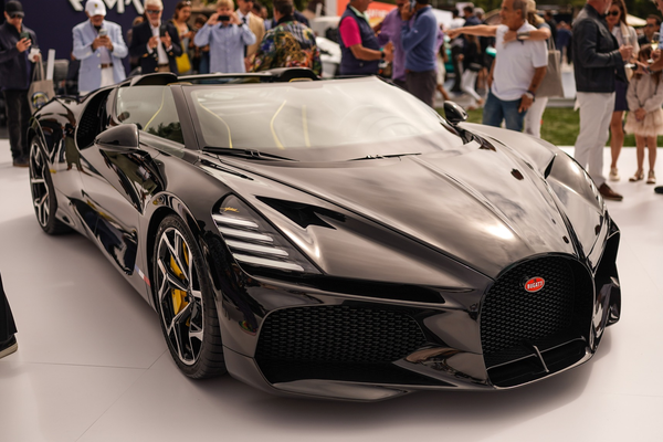 Mãn nhãn với Bugatti W16 Mistral, mẫu xe cuối cùng trang bị động cơ W16