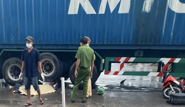 Va chạm với xe container, tài xế Grab đi cấp cứu, hành khách nữ ngồi sau tử vong tại chỗ