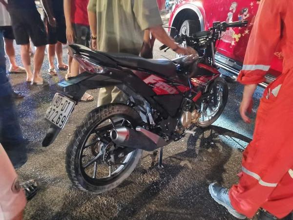 Ô tô Mazda cố tình gây tai nạn, bắt trọn 2 tên cướp xe Suzuki Satria F150 của người thân