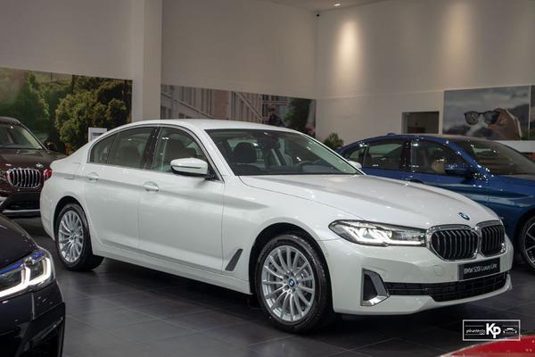 BMW 5-Series 2021 phiên bản giá mềm, cùng loạt trang bị hiện đại đấu Mercedes-Benz E-Class 2021