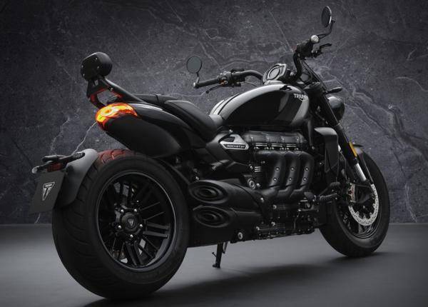 Triumph Rocket 3 R Black và Rocket 3 GT Triple Black 2021 chỉ được sản xuất với số lượng giới hạn