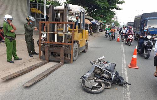 Va chạm với xe nâng, người đàn ông điều khiển xe máy bị thương nặng phải đi cấp cứu