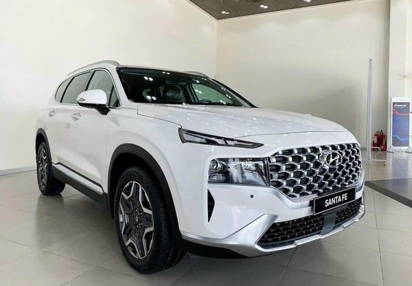 Hyundai Santa Fe giảm giá ưu đãi tiền mặt tạo áp lực với Ford Everest, Toyota Fortuner