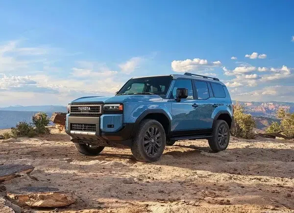 Toyota Land Cruiser Prado 2024 dự kiến sẽ về Việt Nam trong tháng 7 năm 2024, với động cơ xăng 2.7L như cũ
