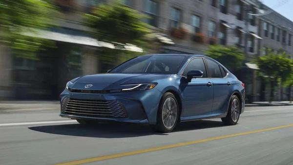 Toyota Camry 2025 chốt giá khởi điểm từ 721 triệu đồng, chỉ có phiên bản hybrid