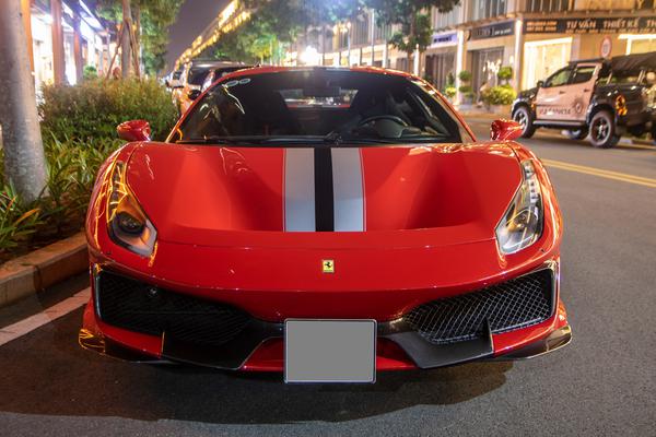 Chiêm ngưỡng Ferrari 488 Pista mui cứng đầu tiên tại Việt Nam
