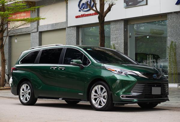 Toyota Sienna rao bán với giá 4,4 tỷ đồng sau 1 năm sử dụng