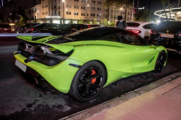 Cận cảnh chiếc McLaren 720S đầu tiên về Việt Nam với màu xanh bắt mắt