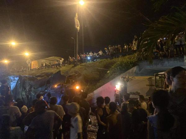 Xe tải quân đội mất lái, lao xuống đường rồi lật nghiêng khiến 2 người thiệt mạng tại Quảng Nam