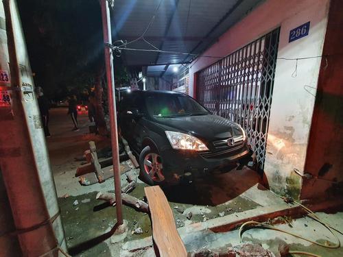 Ô tô Honda CR-V mất lái, lao vào nhà dân gây ra thiệt hại nghiêm trọng