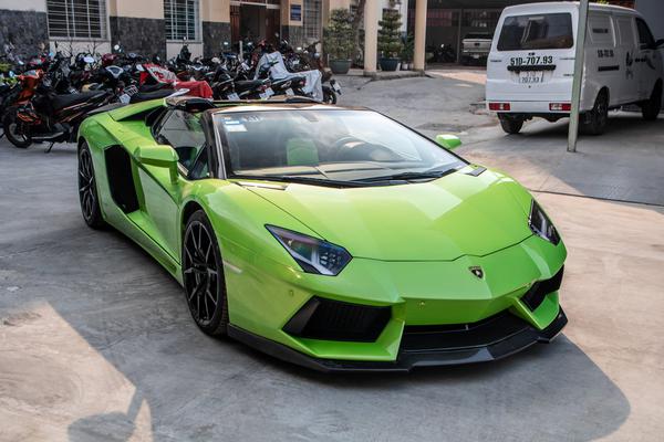 Chi tiết Lamborghini Aventador Roadster màu độc nhất tại TP.HCM