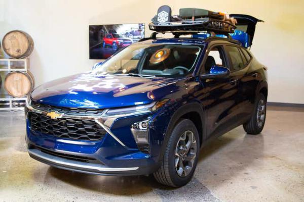 Đánh giá Chevrolet Trax 2024 giá 500 triệu cạnh tranh Toyota Corolla Cross