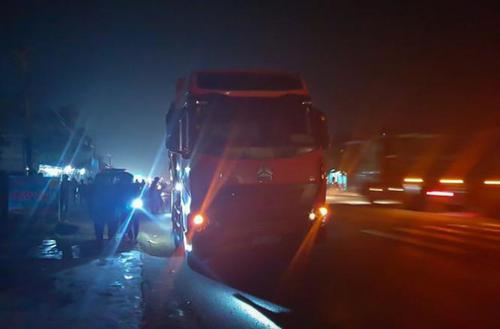 Bé trai 3 tuổi qua đường bị xe đầu kéo tông trúng tử vong tại chỗ, tài xế bỏ khỏi hiện trường