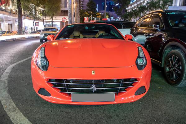 Ngắm Ferrari California T đỏ rực rỡ trên đường tại TP.HCM
