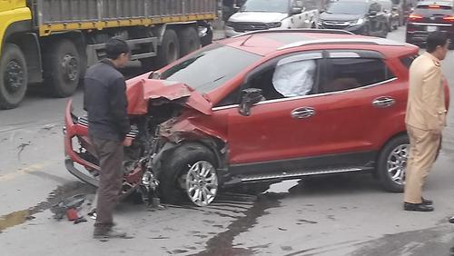 Ô tô lấn làn tông vào xe tải khiến đầu xe vỡ nát, tài xế may mắn thoát chết nhờ túi khí